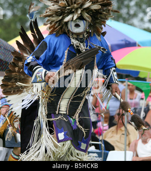 Eagle Tail, de la tribu des Micmacs du Canada, des danses à la 8e Escadre Rouge Native American pow-wow en Virginie. Banque D'Images