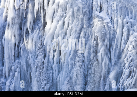 L'eau de congélation se précipite dans une cascade gelée. Banque D'Images