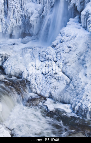 L'eau de congélation se précipite dans une cascade gelée. Banque D'Images