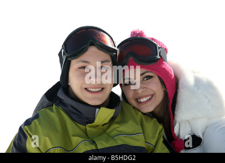 Jeune couple heureux dans des vêtements d'hiver et des lunettes Banque D'Images