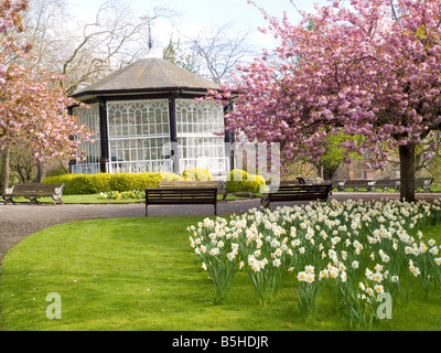 Le kiosque au printemps, dans le parc du château de Nottingham Nottinghamshire England UK Banque D'Images