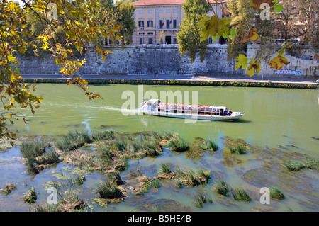 Une excursion en bateau sur le Tibre à Rome. Banque D'Images