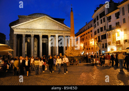 Les gens dans la Piazza della Rotonda en face du Panthéon à Rome la nuit Banque D'Images