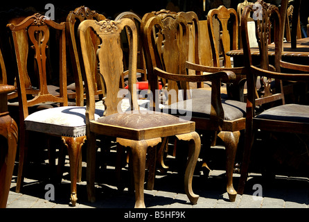 Chaises anciennes au marché de Monastiraki à Athènes Banque D'Images