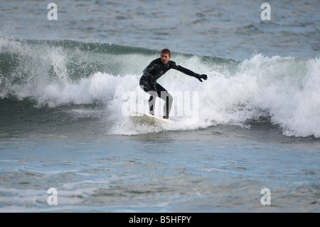 Homme surf sur la plage d''Aberdeen Scotland UK Banque D'Images