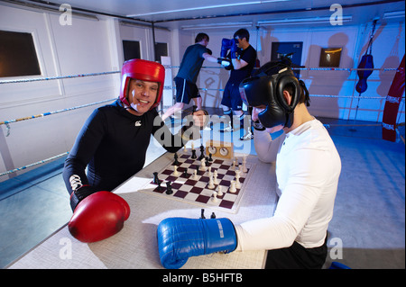 Les concurrents s'affrontent en alternant les tours de l'anneau et au conseil dans un nouveau sport connu sous le nom de boxe d'échecs Banque D'Images