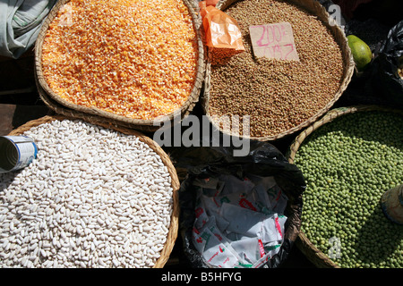 Le maïs et les pois Haricots blancs à l'Analakely Antananarivo à Madagascar dans le marché Banque D'Images