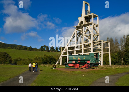 dh Lochore Meadows Country Park BALLINGRY FIFE gens Old mine Shaft pithead colliery stream train historique mine mine Mine Pit Banque D'Images