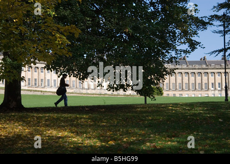 Personne qui marche le long d'un sentier en face du Royal Crescent, Bath, Somerset, Royaume-Uni Banque D'Images