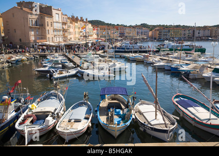Bateaux à voile sont situés dans le port de Saint-Tropez sur la Cote d'Azur / Provence / Sud de la France Banque D'Images