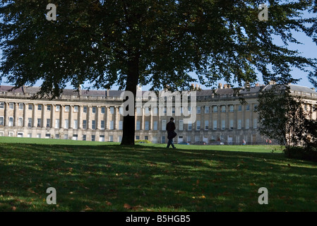 Personne qui marche le long d'un sentier en face du Royal Crescent, Bath, Somerset, Royaume-Uni Banque D'Images