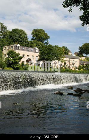 Dh River Wharfe BOSTON SPA West Yorkshire chambre donnant sur la rivière Wharfe weir uk angleterre moderne de luxe nouvelles maisons Banque D'Images