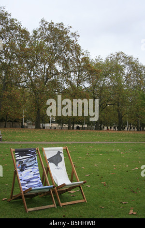 Deux chaises vides sur un jour d'automne gris à St James Park London Banque D'Images