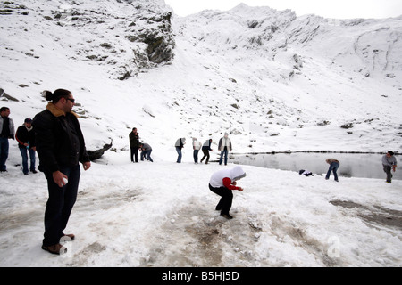 Personnes ayant une bataille de boules de neige, le lac Balea, montagnes de Fagaras, Transylvanie, Roumanie Banque D'Images