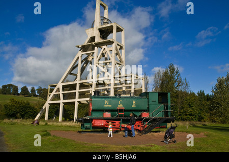 Dh Lochore Meadows Country Park BALLINGRY FIFE ancien puits d'carreau de la mine de charbon à la famille flux train mining Ecosse Banque D'Images