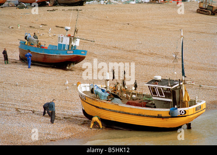 Bateaux de pêche d'être transporté sur la terre ferme. Le Stade, Hastings, East Sussex, Angleterre, Royaume-Uni. Banque D'Images