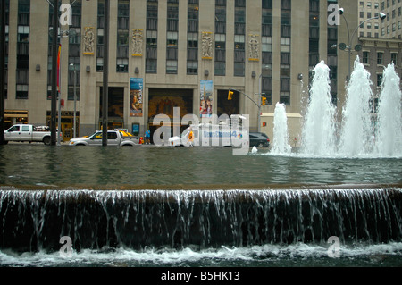 NBC cars garés à Rockefeller Center, avec des fontaines en premier plan Banque D'Images