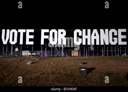 3 novembre 2008 Manassas Virginia le nettoyage et le démontage après la campagne de Barack Obama s'en rallye de l'élection Banque D'Images