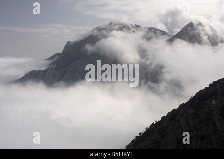 Les Montagnes Blanches de Crète à la Gorge de Samaria avec mist Valley National Park West Crete Banque D'Images