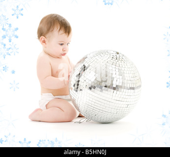 Adorable bébé garçon aux grands disco ball Banque D'Images