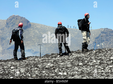 Les alpinistes amateurs explorer le haut de Volcan Villarrica actif près de Pucón, Chili sur une journée ensoleillée. Banque D'Images