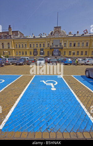 Des places de stationnement pour personnes handicapées dans Batternburg Square dans le centre de Sofia la capitale de la Bulgarie. Banque D'Images