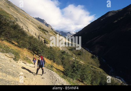 Randonneurs escaladant la vallée du Rio Ascencio vers les célèbres sommets Torres del Paine, Parc National Torres del Paine, Patagonie, Chili Banque D'Images