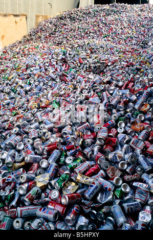 Les canettes de boisson en aluminium empilées au centre de recyclage. Banque D'Images