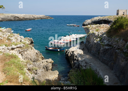 Les petits bateaux amarrés près de Otranto Pouilles Banque D'Images