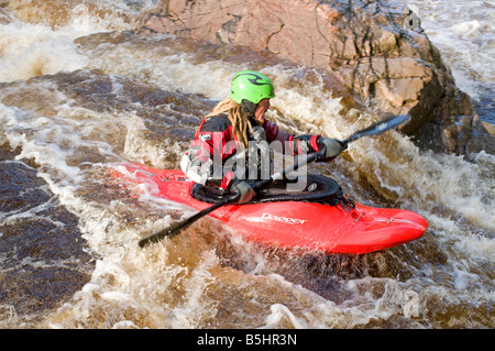 White water kayak sur la rivière Findhorn en hiver la région de Grampian Moray Ecosse UK 1193 SCO Banque D'Images
