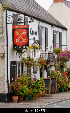 Extérieur de la Croix saisit pub dans le bourg rural de l'Usk Monmouthshire South Wales UK Banque D'Images