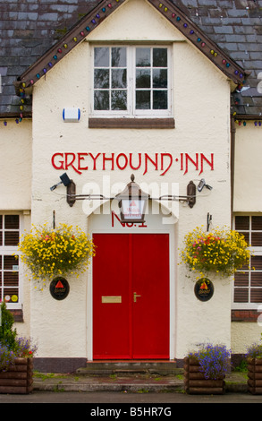 Extérieur de la Greyhound Inn pub dans le bourg rural de l'Usk Monmouthshire South Wales UK Banque D'Images