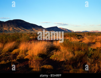 Paysage de l'Outback, Hamersley Range, le parc national de Karijini, Pilbara, Australie du nord-ouest Banque D'Images