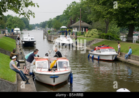 Bateaux de plaisance à Molesey verrou sur la Tamise Molesey Surrey uk Banque D'Images