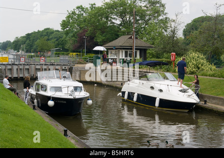 Bateaux dans Molesey verrou sur la Tamise à Molesey Surrey UK Banque D'Images