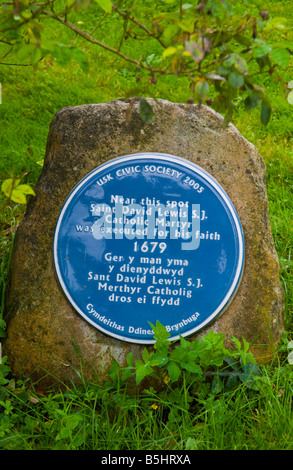 Blue plaque marquant l'emplacement de l'exécution de Saint David Lewis 1679 dans le bourg rural de l'Usk Monmouthshire South Wales UK Banque D'Images