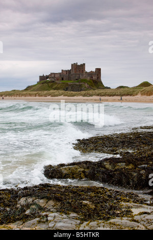 Château de Bamburgh Northumberland Royaume-uni plage et sur la mer Banque D'Images