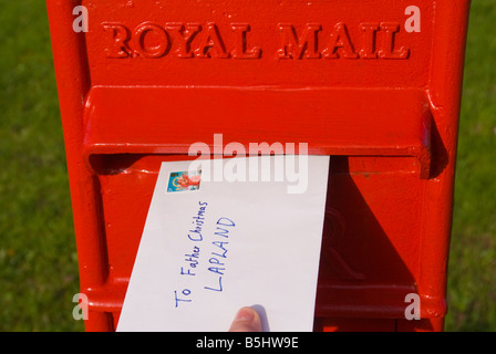 Une lettre d'être publié dans uk Royal Mail boite aux lettres adressées au Père Noël Laponie récit d'enfant liste le cadeau de Noël Banque D'Images