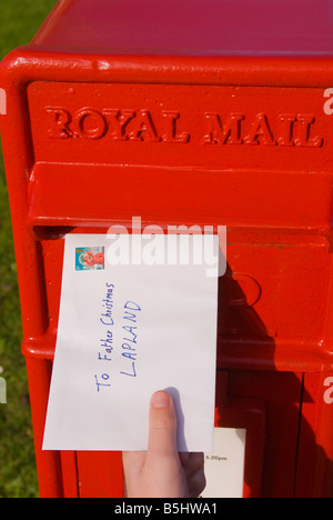 Une lettre d'être publié dans uk Royal Mail boite aux lettres adressées au Père Noël Laponie récit d'enfant liste le cadeau de Noël Banque D'Images