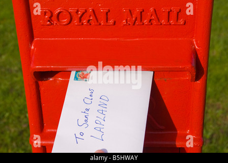 Une lettre d'être publié dans uk Royal Mail boite aux lettres adressées au Père Noël Laponie récit d'enfant liste le cadeau de Noël Banque D'Images