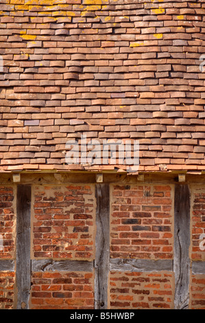 Détail d'un cadre en bois et en brique rouge grange avec toit en tuiles d'ARGILE DANS LE HEREFORDSHIRE UK Banque D'Images