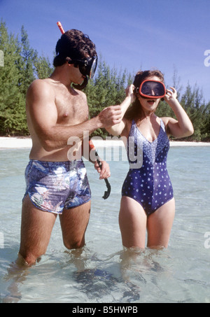 Couple se prépare pour la plongée avec tuba dans Paradise Island Nassau, Bahamas. Banque D'Images