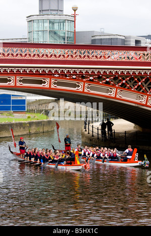 La course de bateaux-dragons sur la rivière Aire de Leeds UK Banque D'Images