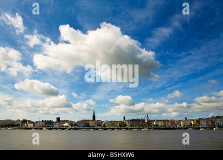 Waterford city skyline de la rive nord de la rivière Suir, comté de Waterford, Irlande Banque D'Images