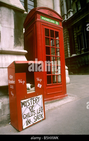 UK Angleterre Londres The Strand K2 Téléphone fort à l'extérieur avec les tribunaux de droit du vendeur de journaux Banque D'Images