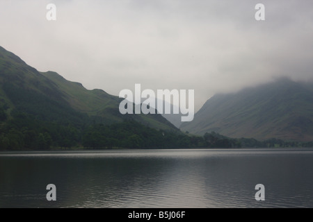 Buttermere Lake District , , Cumbria sur un jour brumeux avec Fleetwith Pike et Dale Head dans la distance Banque D'Images