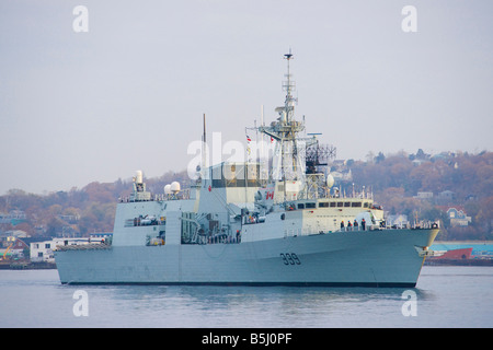 Une frégate canadienne NCSM CHARLOTTETOWN (FFH 339, dans le port de Halifax. Banque D'Images