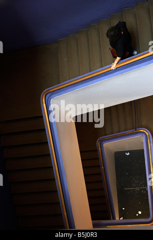 Dame marchant dans un long vol d'escaliers au Natural History Museum de Londres Banque D'Images