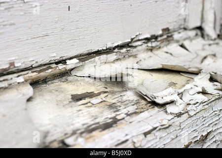 L'écaillage de la peinture sur un vieux cadre de fenêtre Banque D'Images