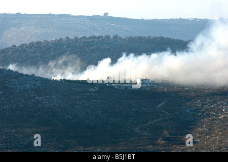 De l'autre côté de la dérive fumée paysage libanais après avoir été bombardé Banque D'Images